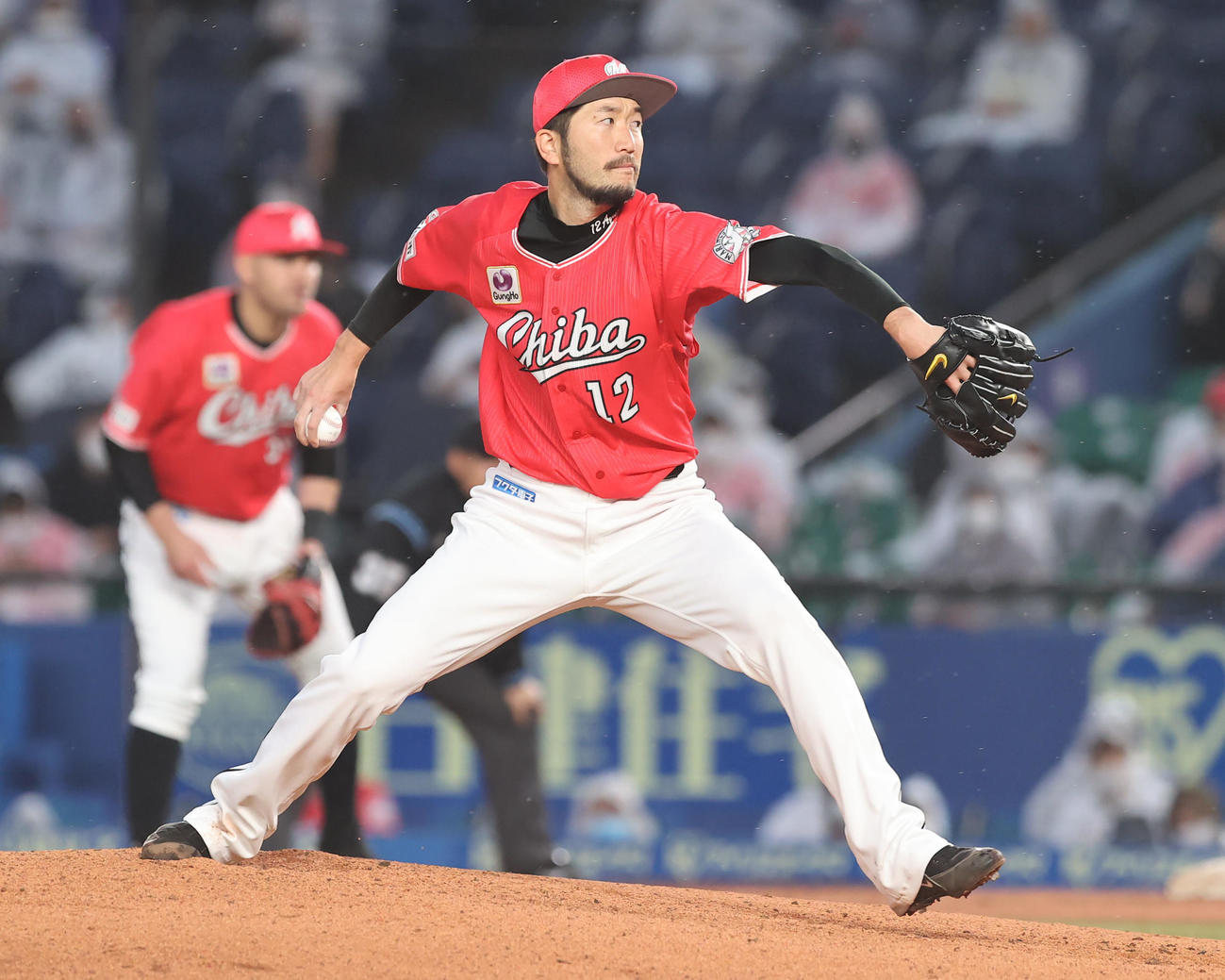 ロッテ対楽天　力投するロッテ先発の石川（撮影・垰建太）