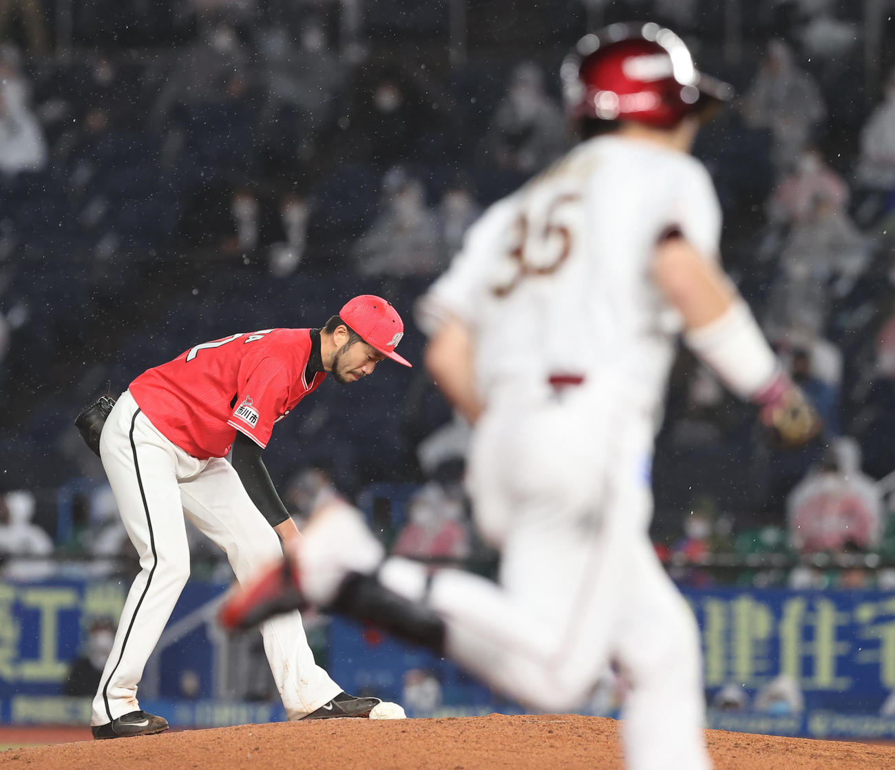 ロッテ対楽天　5回表楽天2死一、三塁、島内宏明（手前）に3点本塁打を浴びる石川（撮影・垰建太）
