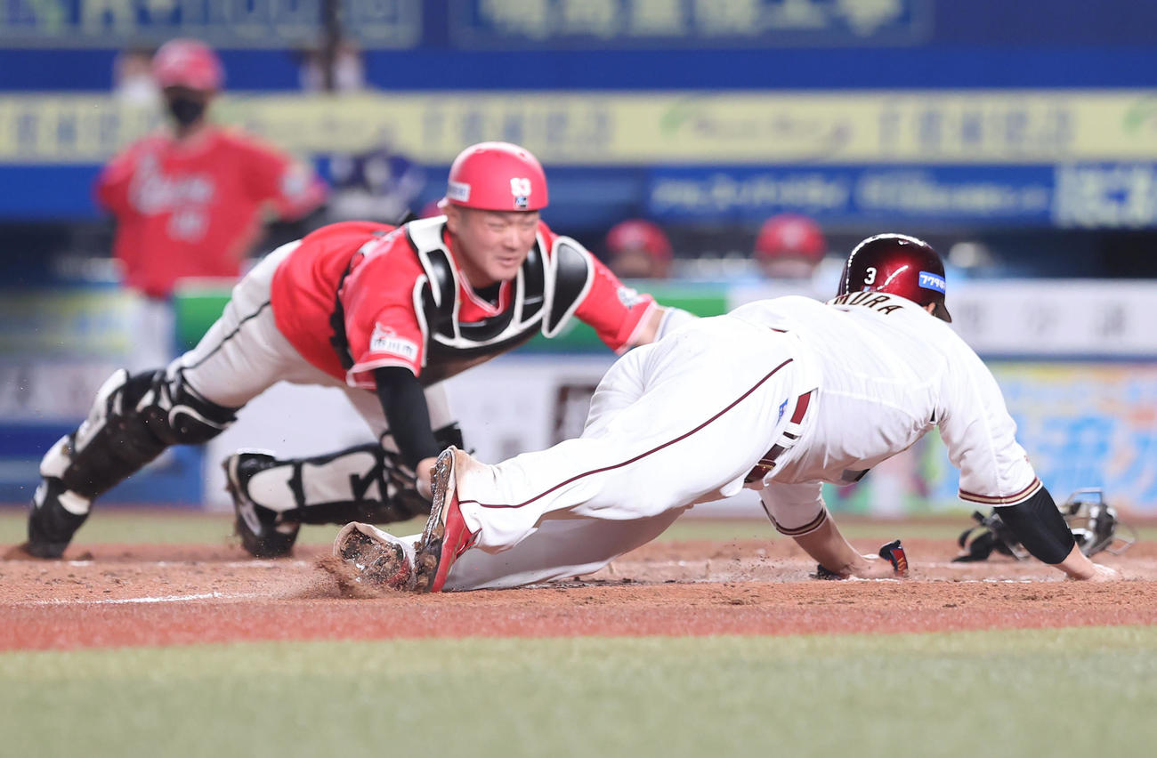 ロッテ対楽天　8回表楽天1死二、三塁、中村奨の本塁悪送球で生還する浅村（右）（撮影・垰建太）