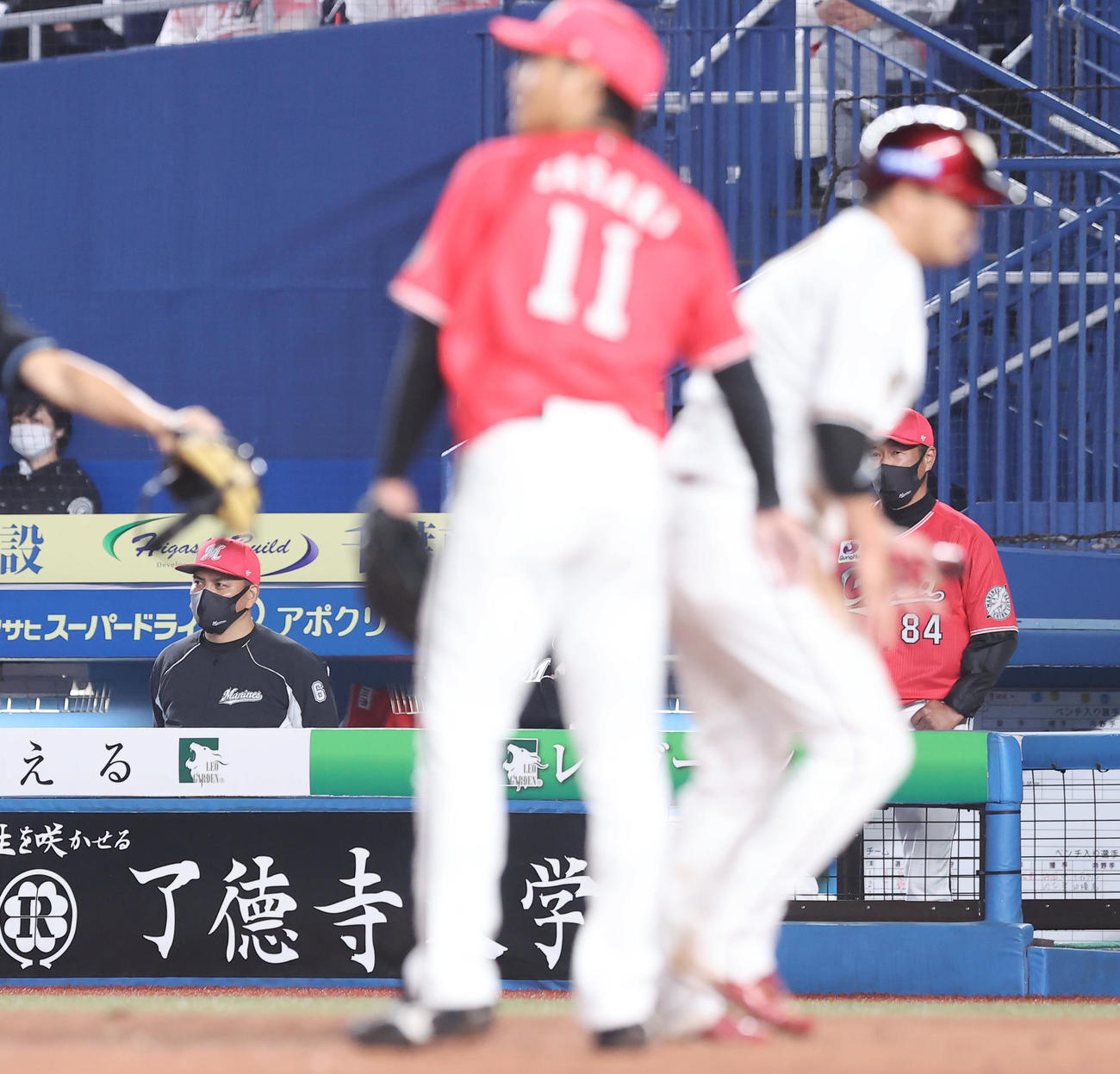 ロッテ対楽天　8回表楽天1死二、三塁、中村奨の悪送球で浅村（手前右）の生還を許し二遊間の方へ視線を運ぶ井口監督（撮影・垰建太）