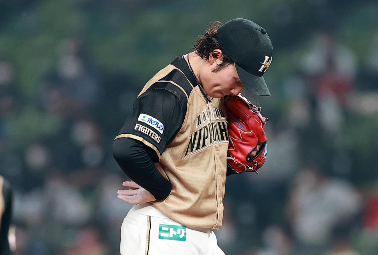 西武対日本ハム　5回裏西武1死一、二塁、打者山川を迎える前、投手交代を告げられた伊藤は悔しそうにマウンドを蹴る（撮影・浅見桂子）