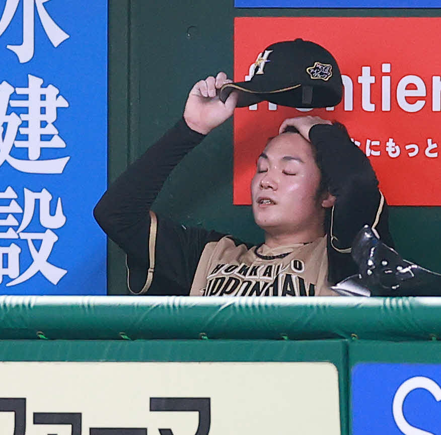 西武対日本ハム　5回裏西武1死一、二塁、打者山川を迎える前、降板した伊藤は悔しそうな表情を見せる（撮影・浅見桂子）