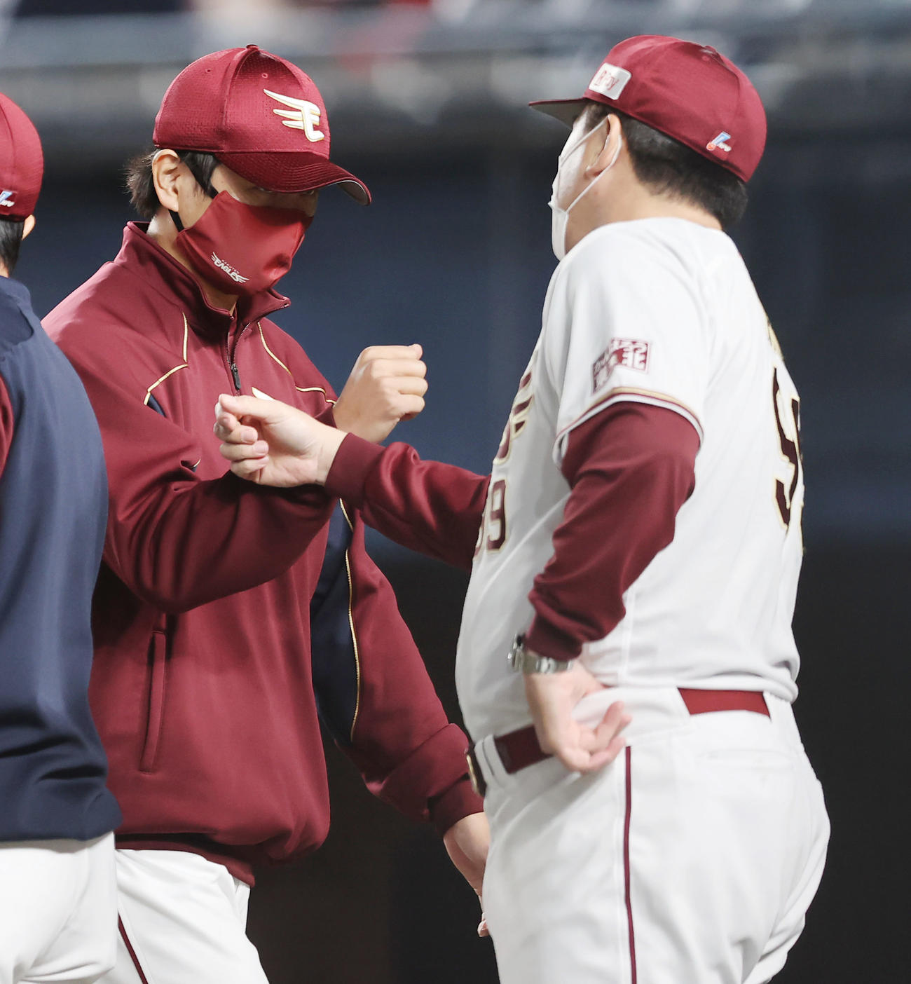 ロッテ対楽天　ロッテに勝利し楽天涌井（左）は石井GM監督とエアタッチ（撮影・垰建太）