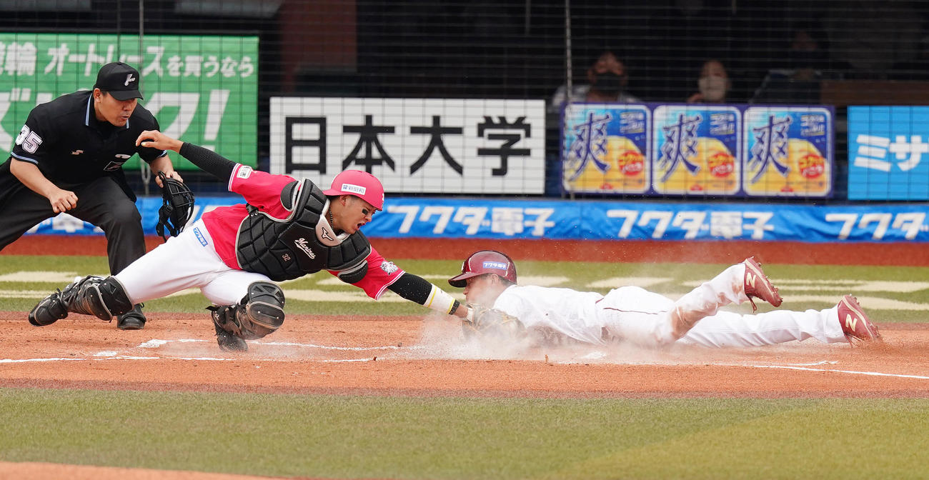 ロッテ対楽天　6回表楽天無死一、三塁、浅村の犠飛で三塁から生還する辰己（撮影・菅敏）