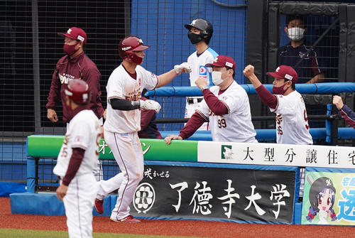 ロッテ対楽天　6回表楽天無死一、三塁、浅村の犠飛で三塁から生還し、石井GM兼監督（右から2人目）に迎えられる辰己（左から3人目）（撮影・菅敏）