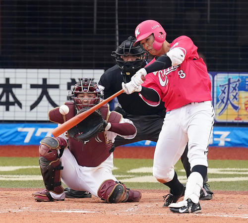 ロッテ対楽天　8回裏ロッテ無死、左中間に勝ち越しの本塁打を放つ中村奨（撮影・菅敏）