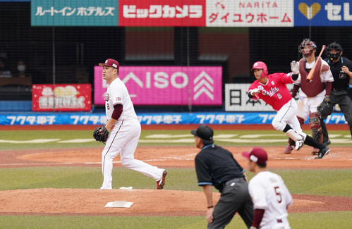 ロッテ対楽天　3回裏ロッテ2死一塁、中村奨に先制の適時二塁打を打たれる田中将（撮影・菅敏）