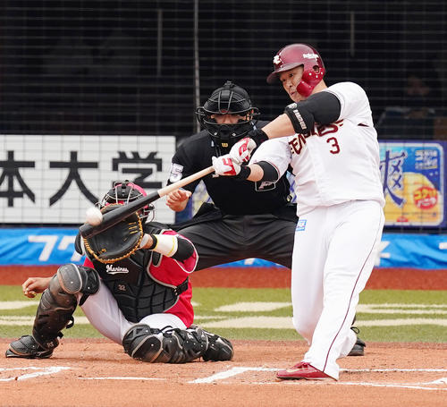 ロッテ対楽天　6回表楽天無死一、三塁、右へ同点の犠飛を放つ浅村（撮影・菅敏）
