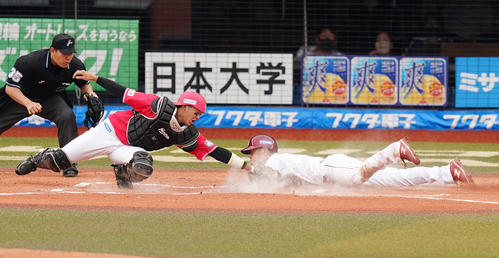 ロッテ対楽天　6回表楽天無死一、三塁、浅村の犠飛で三塁から生還する辰己（撮影・菅敏）
