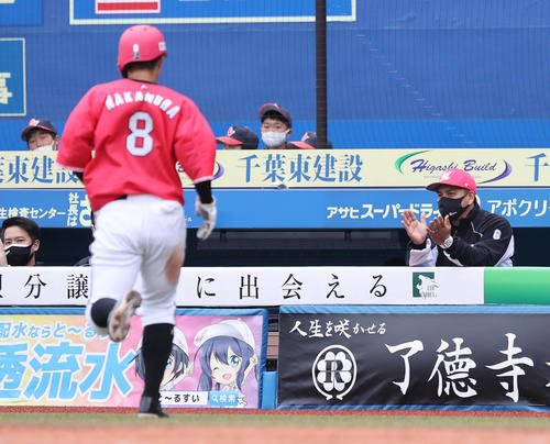 ロッテ対楽天　3回裏の攻撃を終え先制の適時打を放ったロッテ中村奨（左）を拍手で出迎える井口監督（撮影・垰建太）
