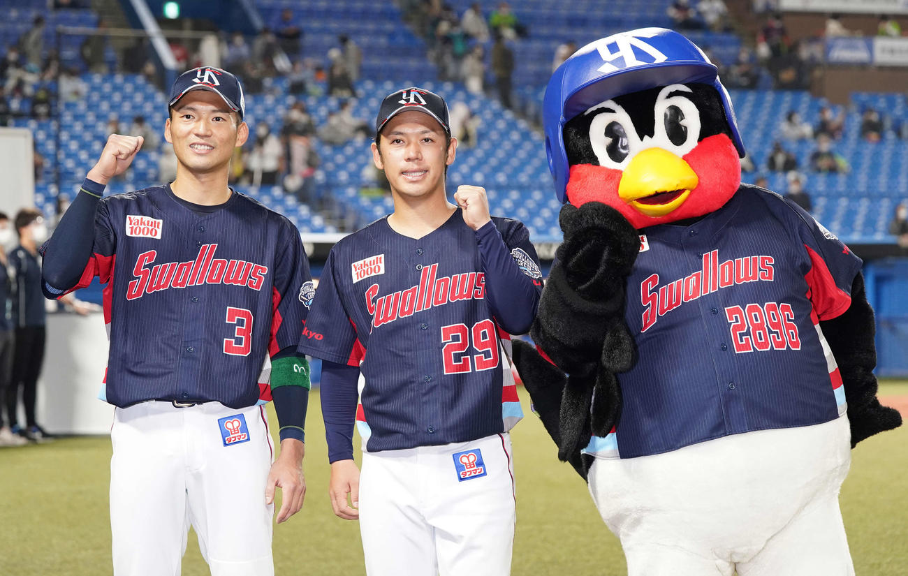 ヤクルト対DeNA DeNAに勝利し、ガッツポーズするヤクルト小川（中央）と西浦（左）とつば九郎（撮影・鈴木みどり）