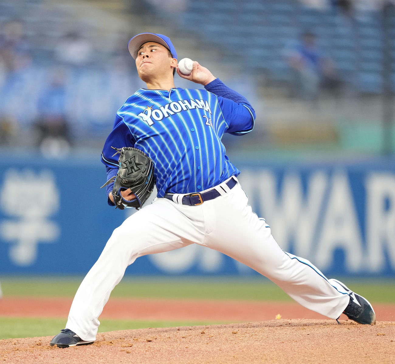 ヤクルト対DeNA　先発し力投するDeNA浜口（撮影・鈴木みどり）