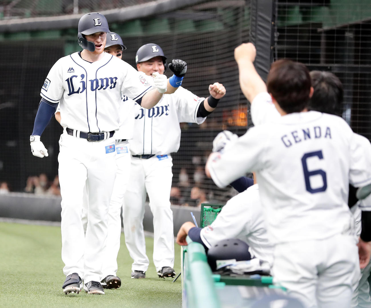 西武対日本ハム　5回裏西武無死一、二塁、スパンジェンバーグ（左）は左越え3点本塁打を放ち、ナインと笑顔でグータッチ（撮影・浅見桂子）
