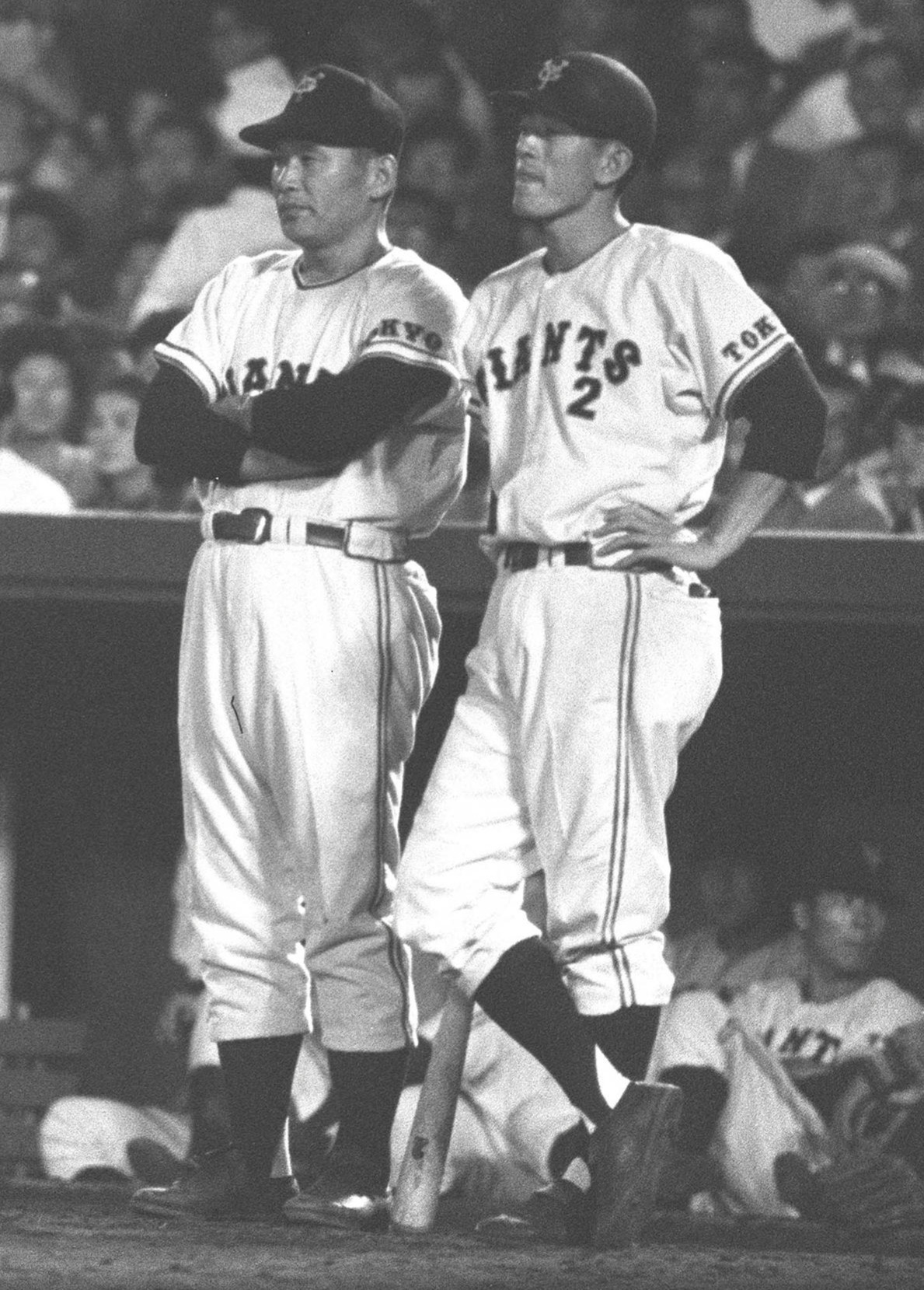 61年5月、ベンチ前に並ぶ川上監督（左）と広岡
