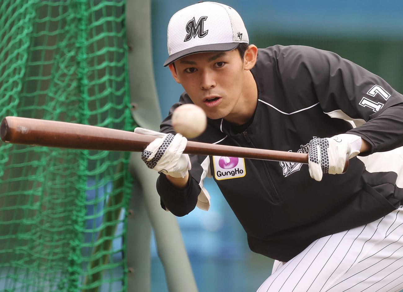 ロッテ対楽天　試合前、バント練習を行うロッテ佐々木朗（撮影・垰建太）