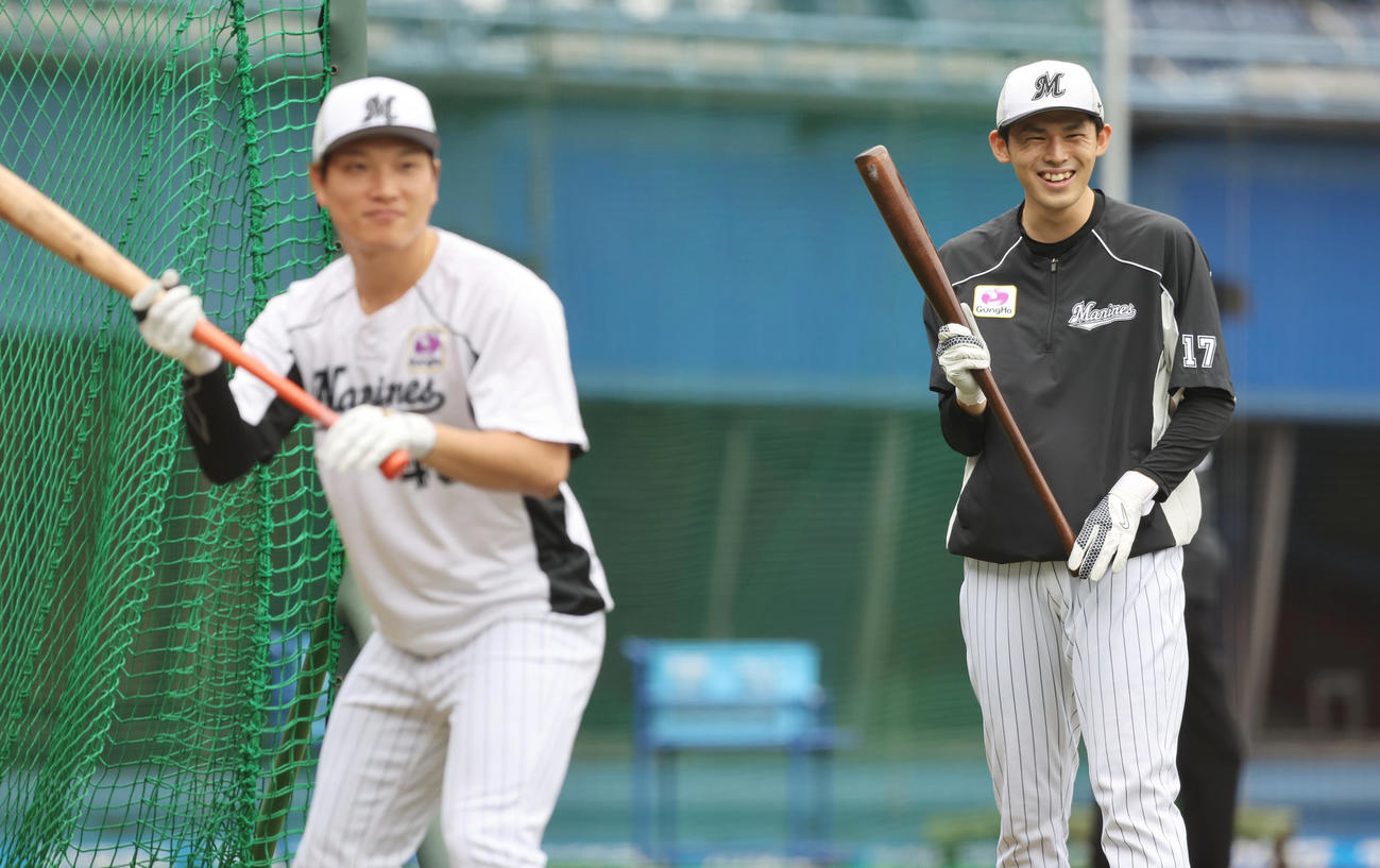 ロッテ対楽天　試合前、楽しそうにバント練習を行うロッテ佐々木朗（右）（撮影・垰建太）