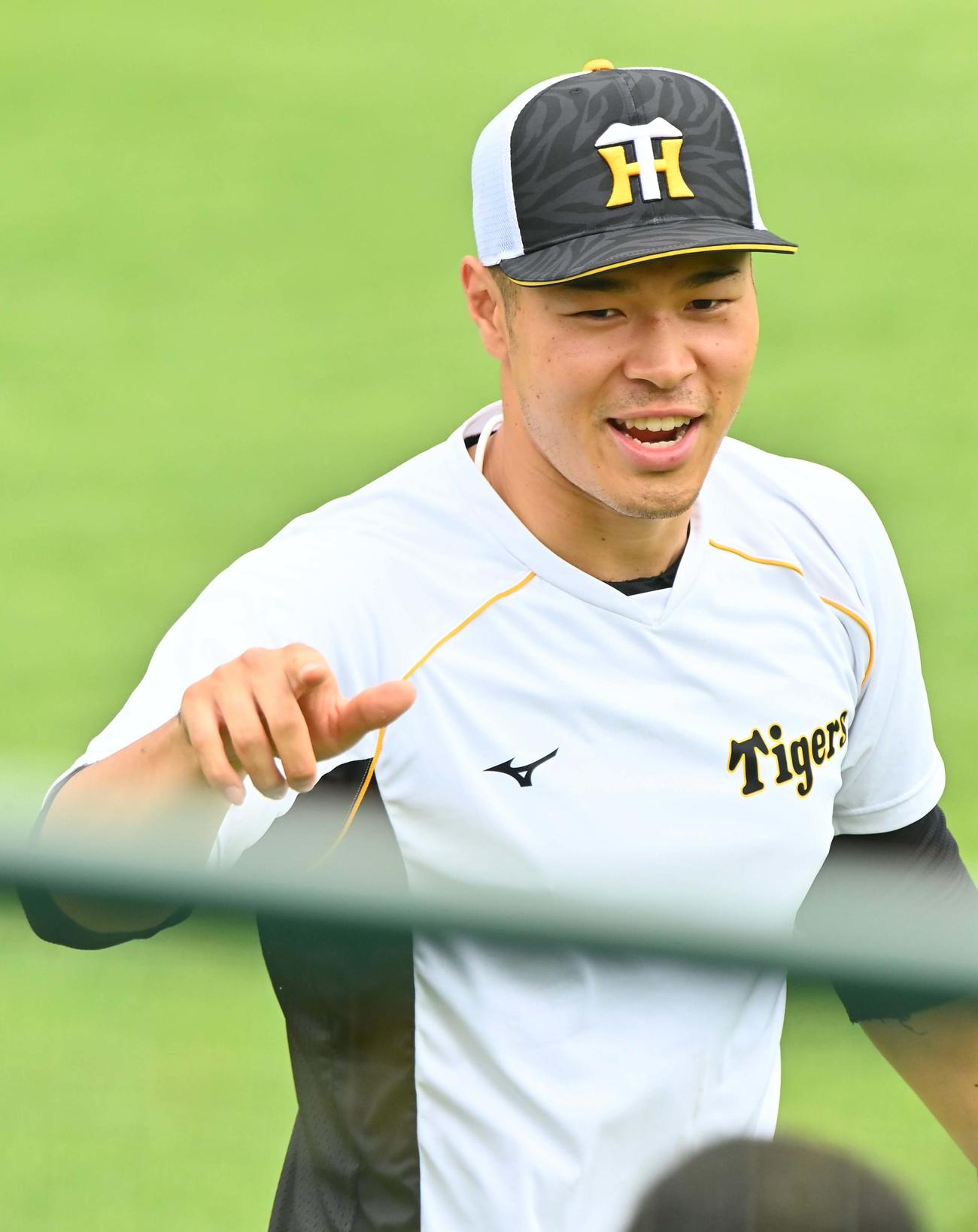 キャッチボールを終えたラウル・アルカンタラにZポーズであいさつする佐藤輝（撮影・上田博志）