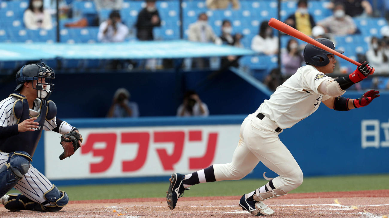 立大対明大　8回裏明大2死一、三塁、右前に1点差に迫る適時打を放つ村松（撮影・関根直人）
