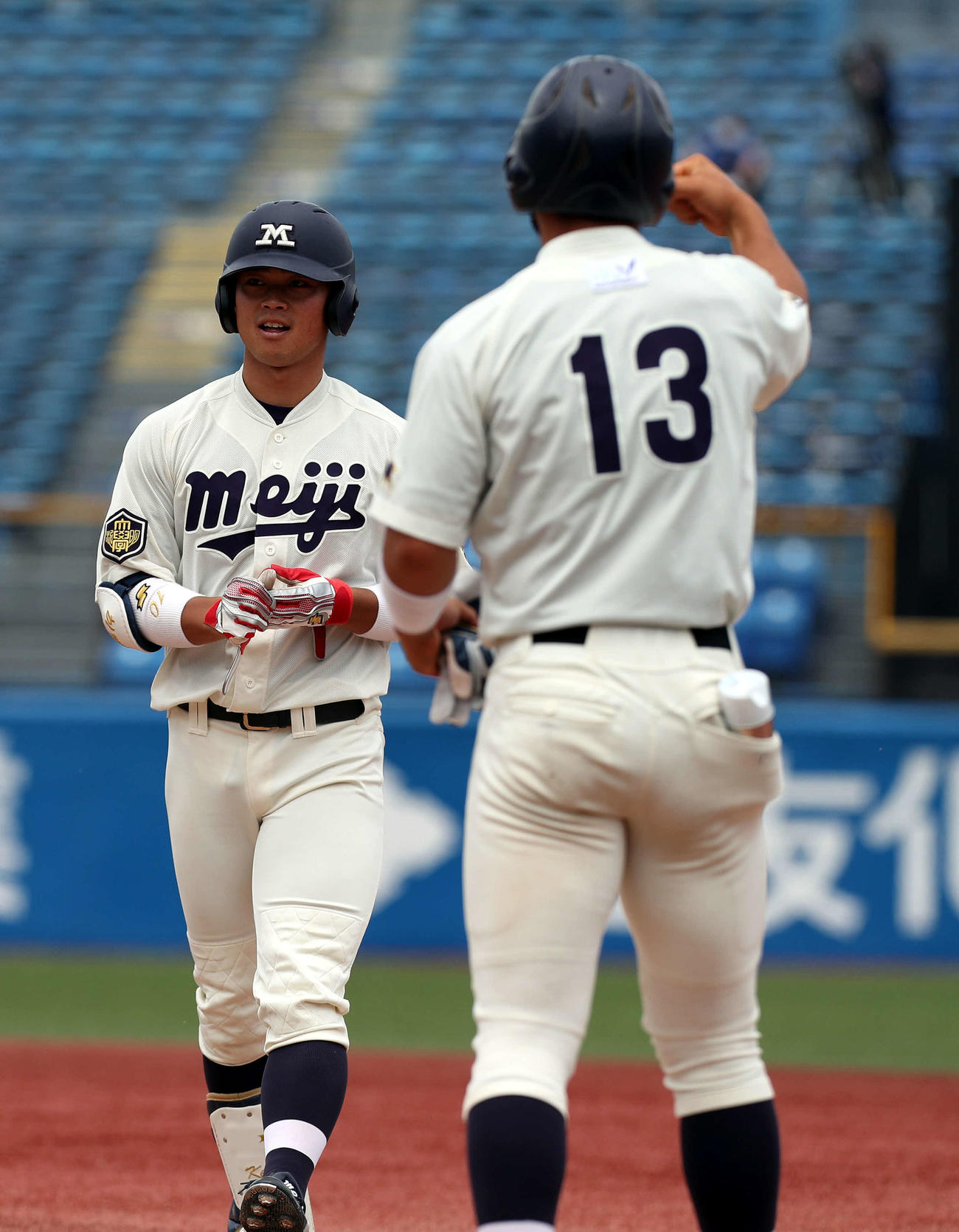 立大対明大8回裏明大2死一、二塁　中前に同点適時打を放つ丸山（撮影・関根直人）
