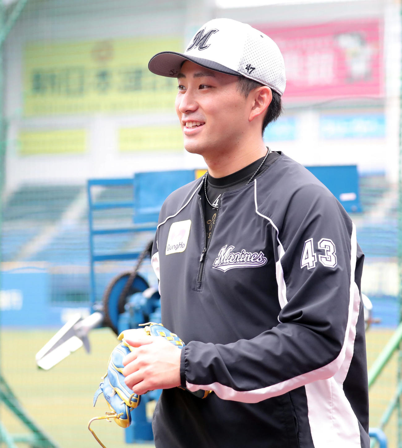 ロッテ対楽天　試合前練習を終え笑顔で引き揚げるロッテ小島（撮影・垰建太）
