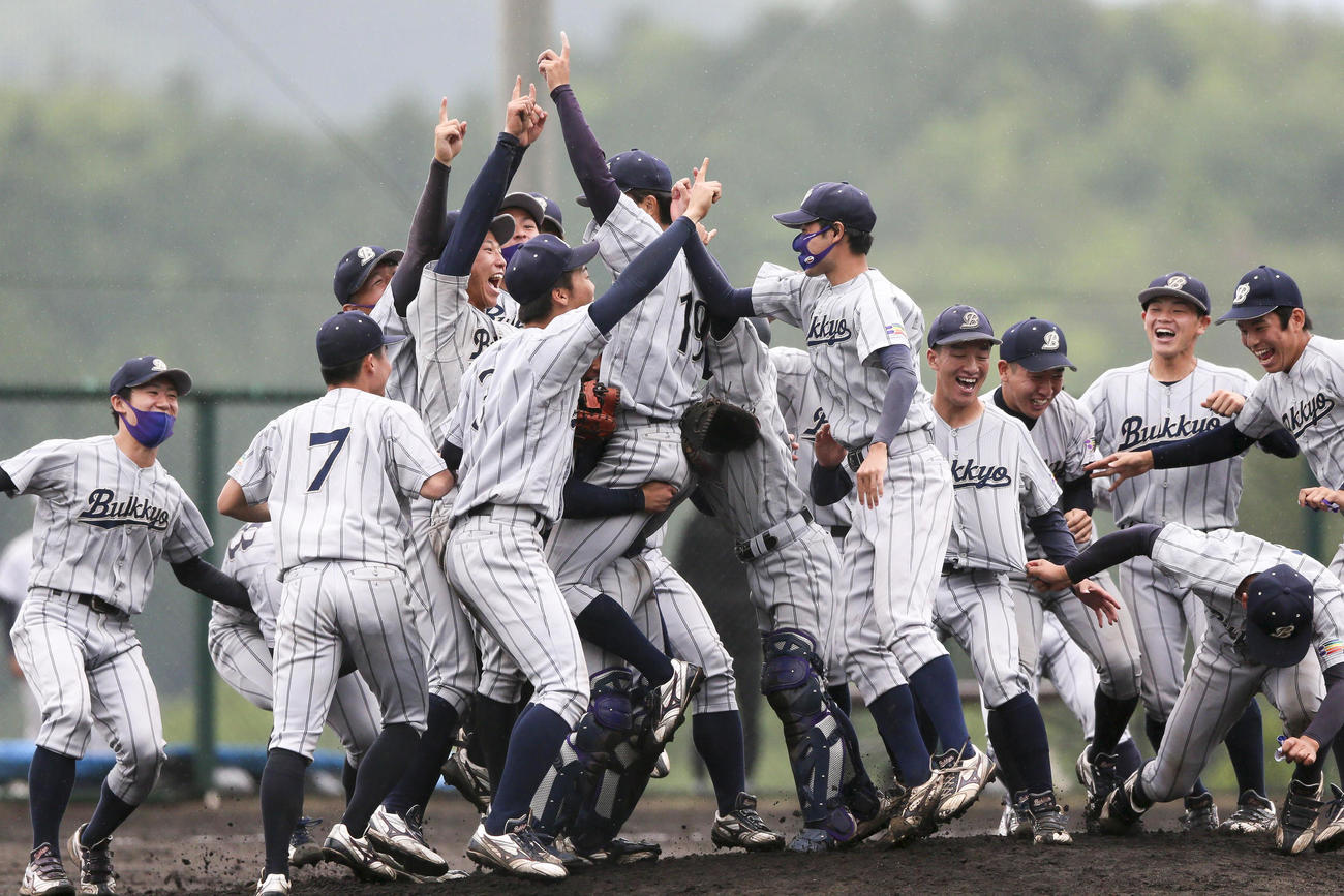 佛教大対滋賀大　優勝を決め歓喜する佛教大ナイン（撮影・上山淳一）