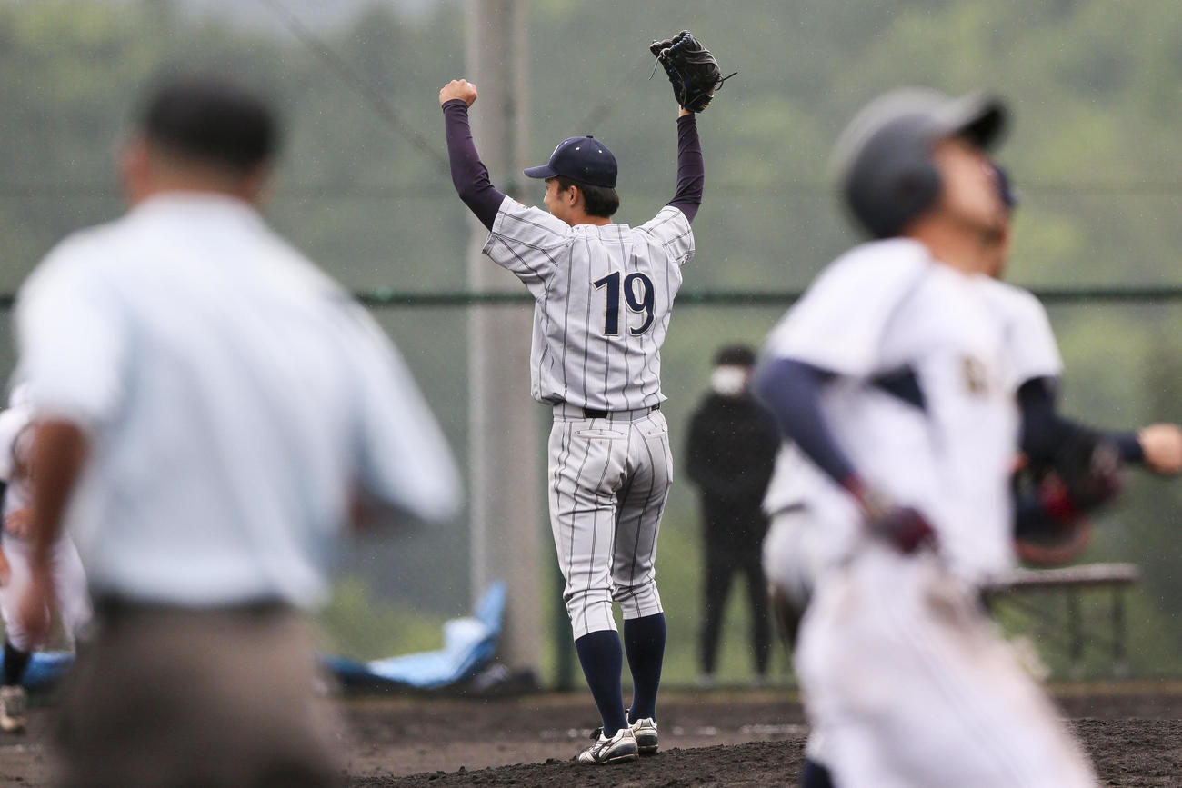 佛教大対滋賀大　9回裏滋賀大2死、木下（中央）は佐野僚（手前右）を中飛に仕留め、優勝を決めガッツポーズする（撮影・上山淳一）