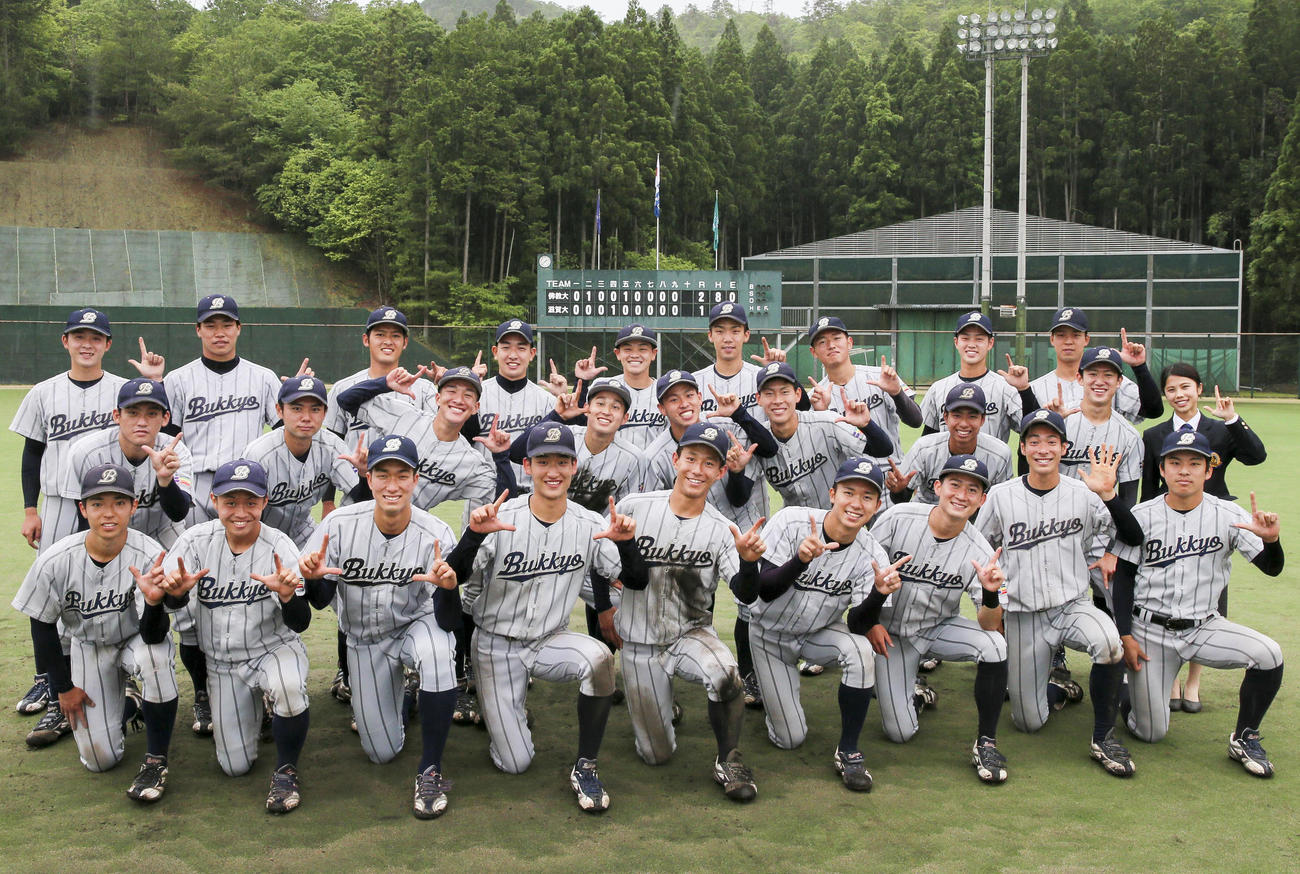 佛教大ナインはリーグ優勝を決め笑顔で記念写真に納まる（撮影・上山淳一）