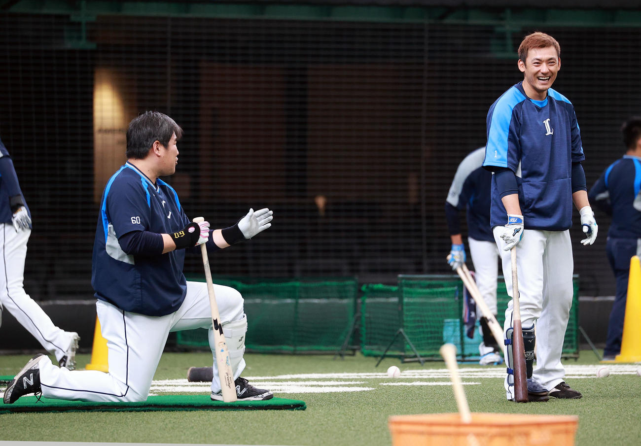 西武対日本ハム　試合前、中村（左）と話しながら笑顔を見せる栗山（撮影・浅見桂子）