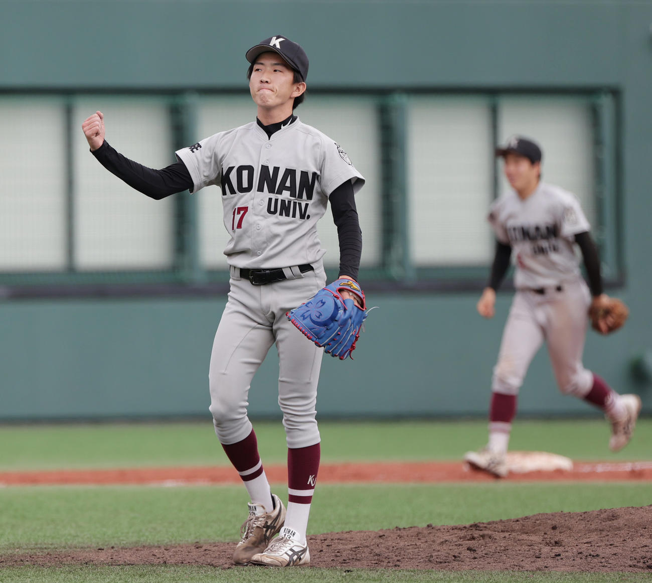 大体大対甲南大　9回、好リリーフで最後を締める甲南大の加藤（撮影・清水貴仁）