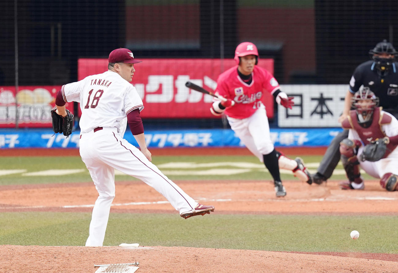ロッテ対楽天　7回裏ロッテ無死、加藤翔の遊ゴロの打球に反応する田中将（撮影・菅敏）