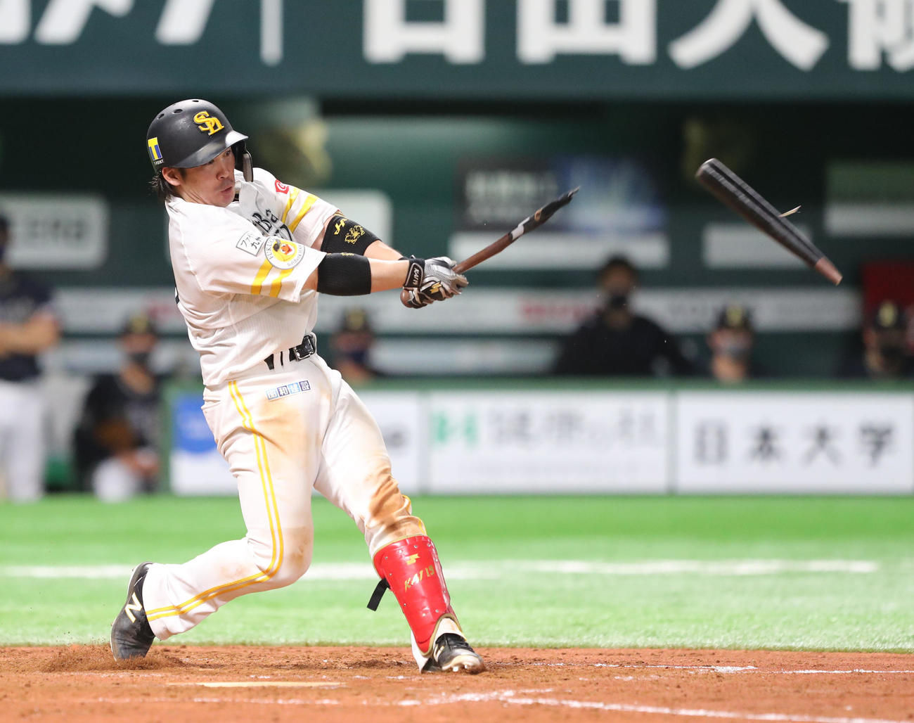 ソフトバンク対オリックス　5回裏ソフトバンク2死、甲斐拓哉は三内野安打を放つ（撮影・梅根麻紀）