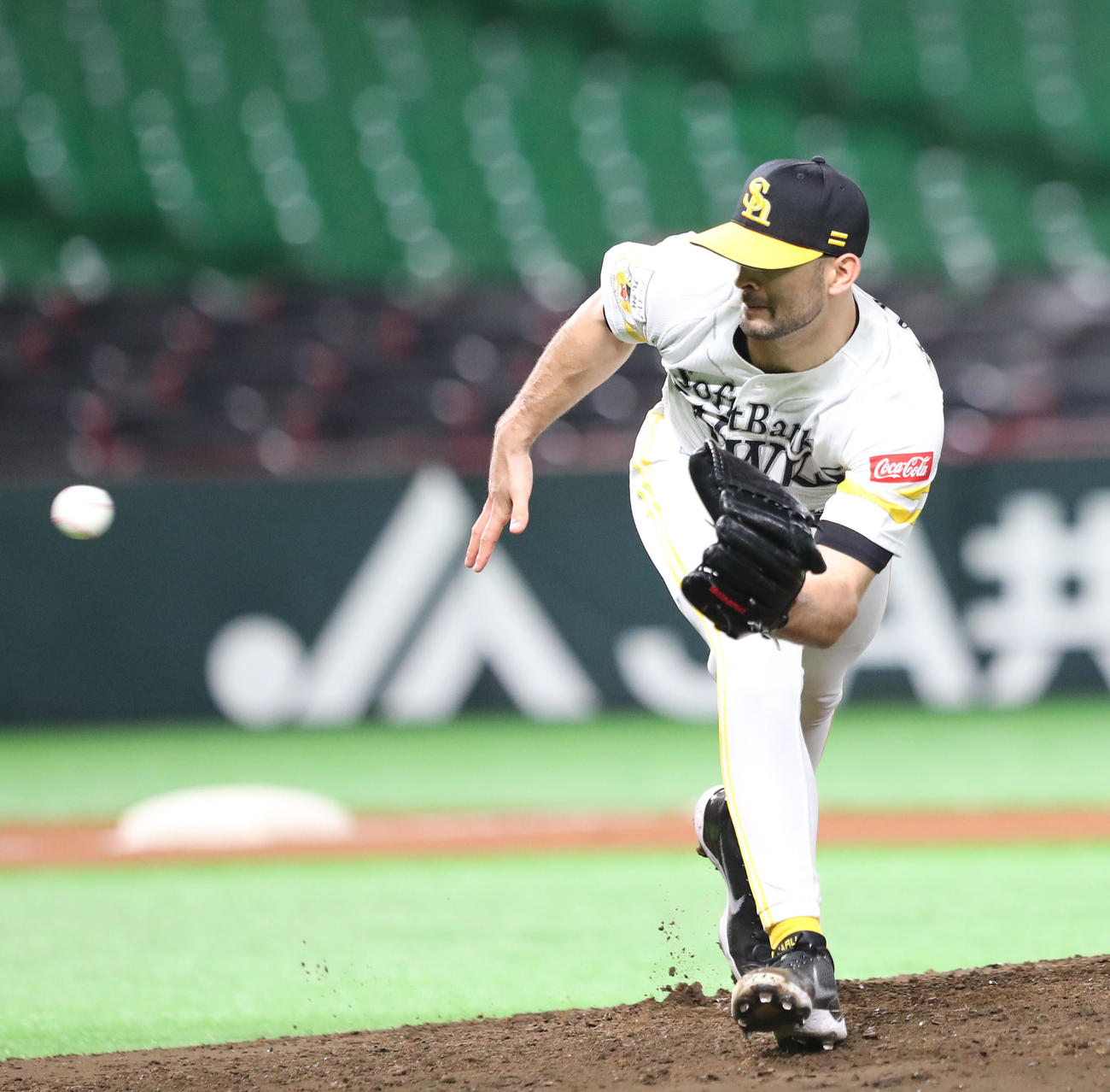 ソフトバンク対オリックス　6回表オリックス1死一塁、福田周平を投直に仕留め素早く一塁へ送球、併殺打に仕留めるマルティネス（撮影・梅根麻紀）