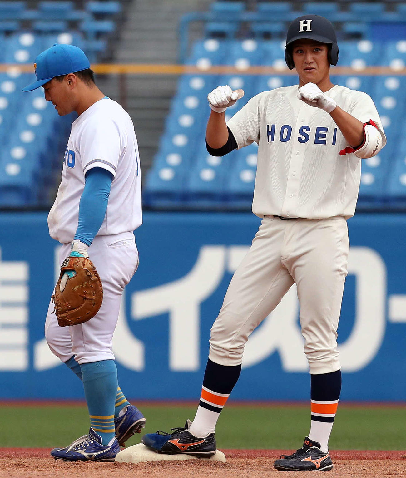 東大対法大　8回裏法大1死三塁、中越えに適時二塁打を放つ松田