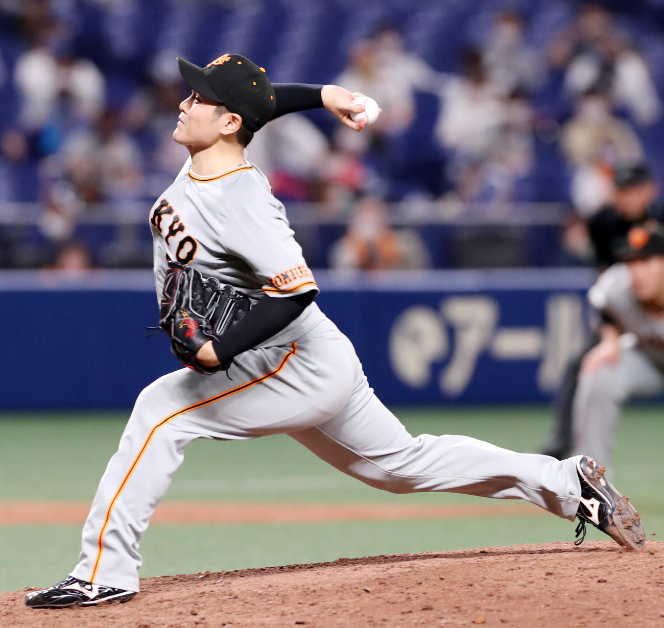 中日対巨人　9回裏中日2死三塁、巨人6番手で登板する鍵谷（撮影・加藤哉）