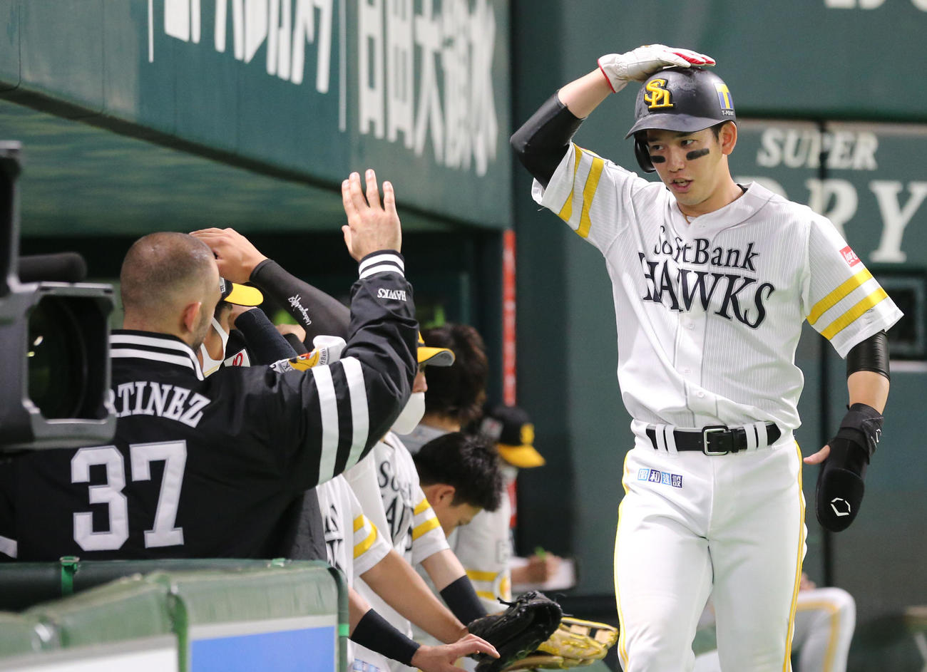 ソフトバンク対オリックス　3回裏ソフトバンク2死二塁、柳田悠岐の左前適時打で生還した栗原陵矢（撮影・梅根麻紀）