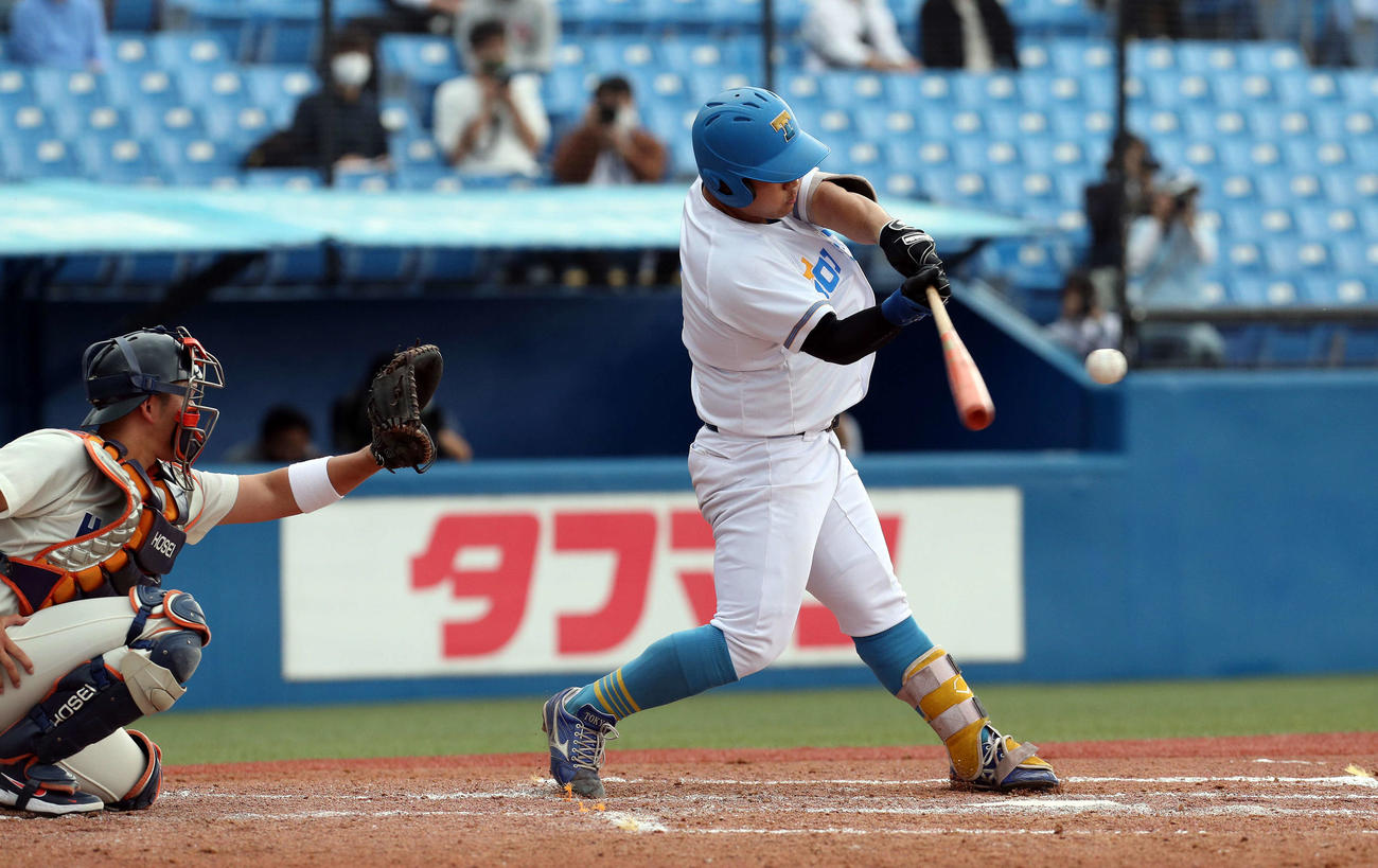 4回表東大2死二塁、左前の同点適時打を放つ井上（撮影・関根直人）