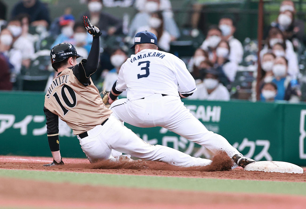 西武対日本ハム　5回表日本ハム1死一塁、杉谷の右飛で、一塁走者清水（左）は戻れず併殺になる。一塁手山川（撮影・浅見桂子）