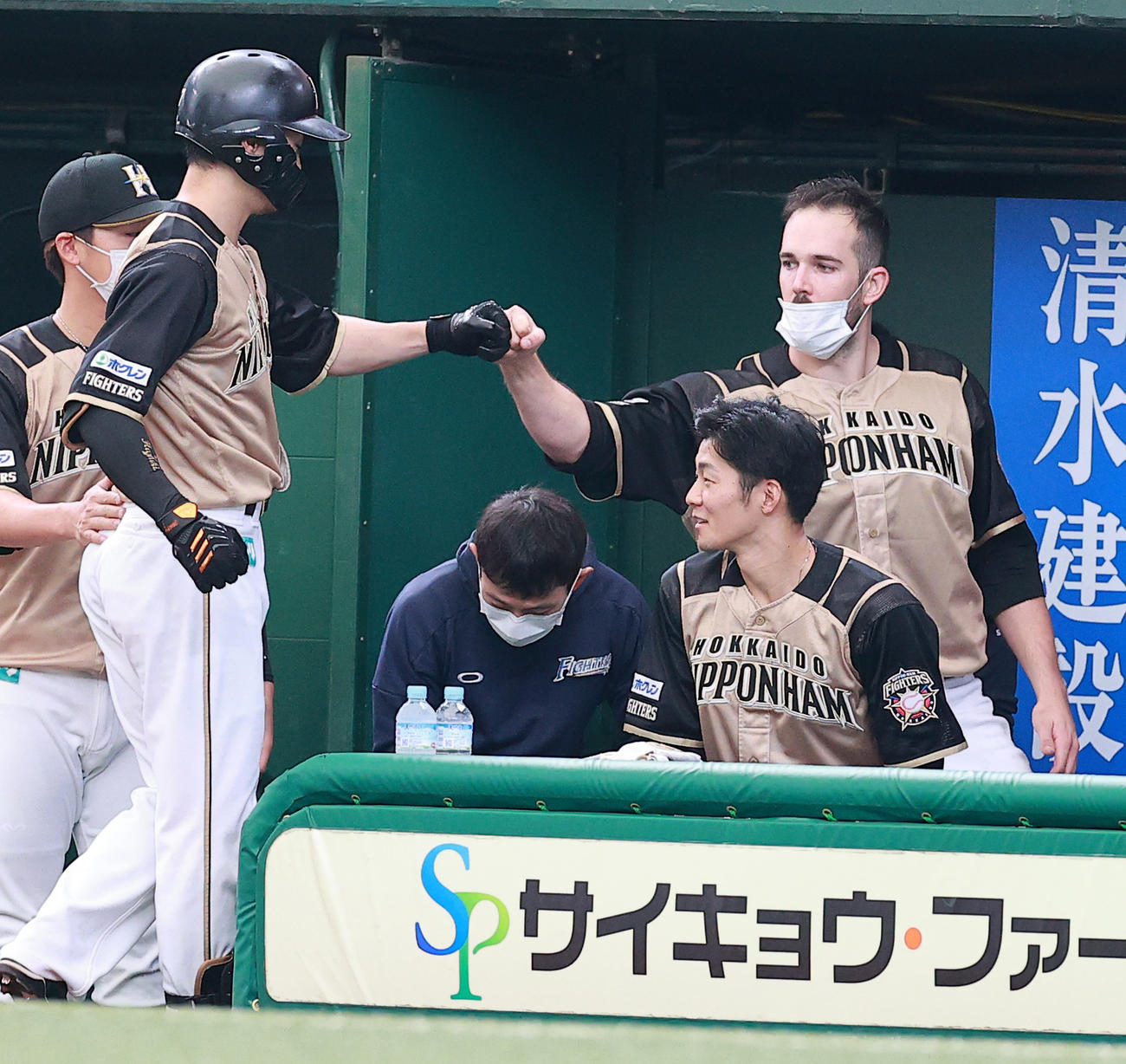 西武対日本ハム　4回表日本ハム1死、西川（左）が左越えソロ本塁打を放ち、グータッチで迎えるバーヘイゲン（撮影・浅見桂子）