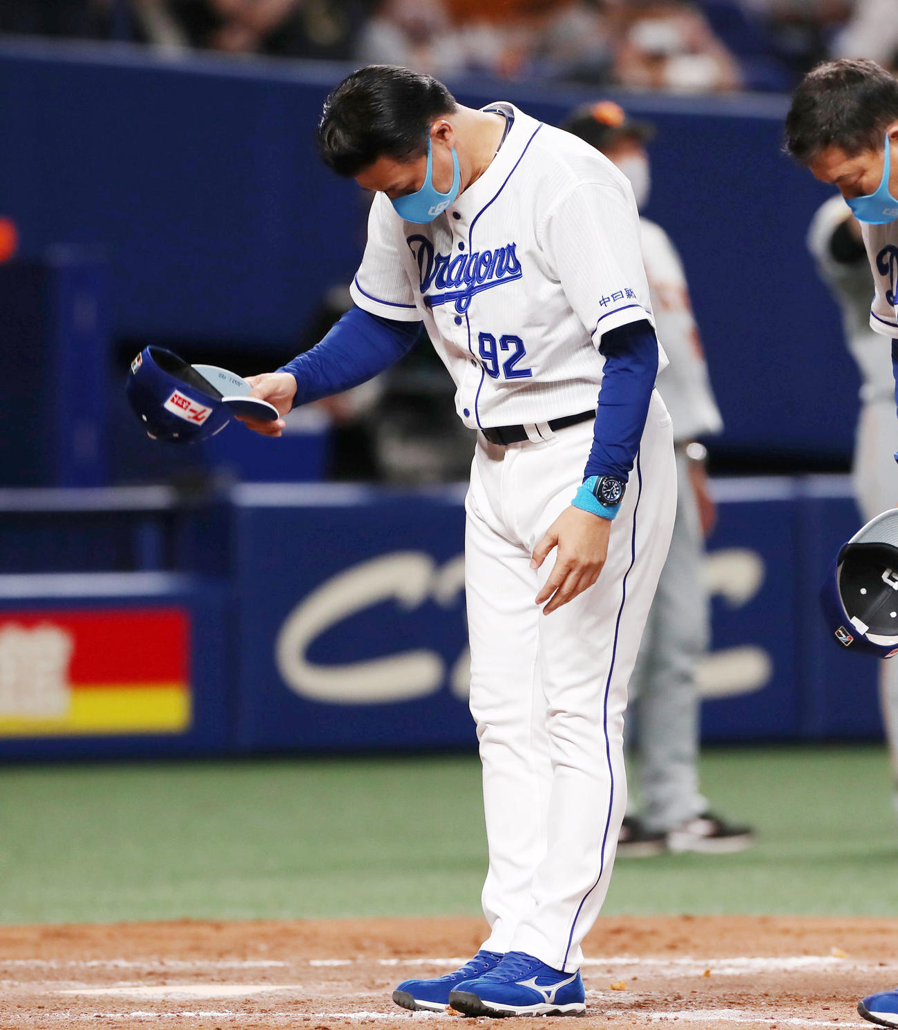 中日対巨人　巨人に敗れスタンドへあいさつする与田監督（撮影・加藤哉）