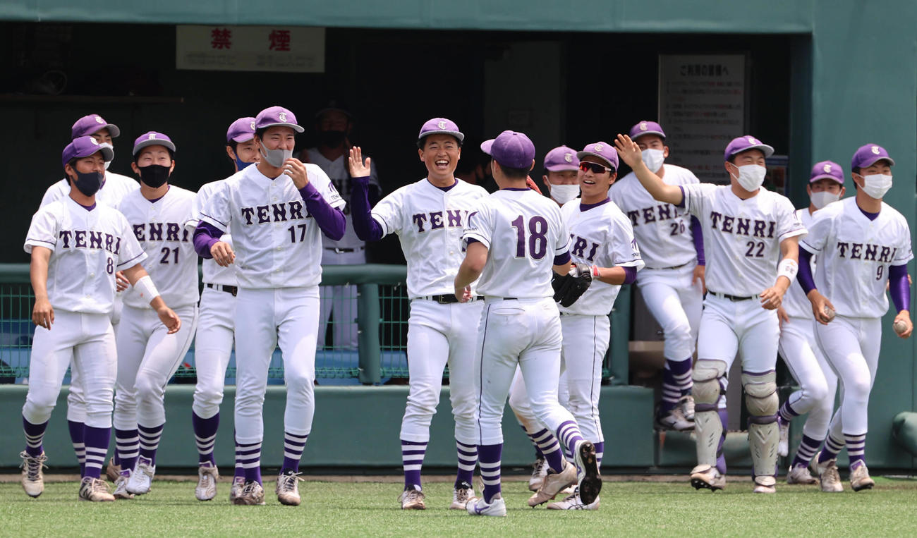 天理大対関西国際大　8回も抑えた天理大・井奥（18）を笑顔で出迎えるナイン（撮影・清水貴仁）