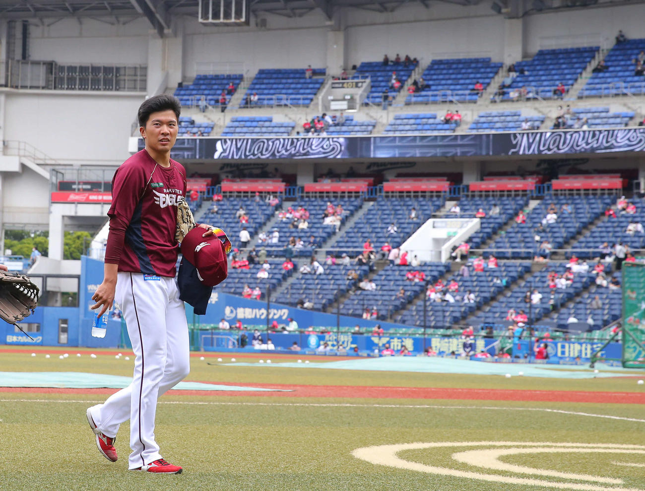 ロッテ対楽天　試合前練習を終え引き揚げる楽天早川（撮影・垰建太）
