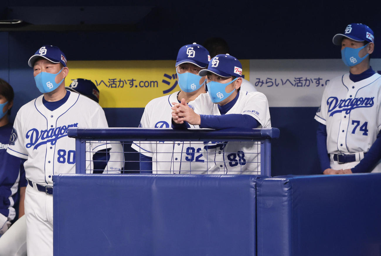 中日対巨人　厳しい表情で戦況を見つめる中日与田監督（中央左）（撮影・足立雅史）