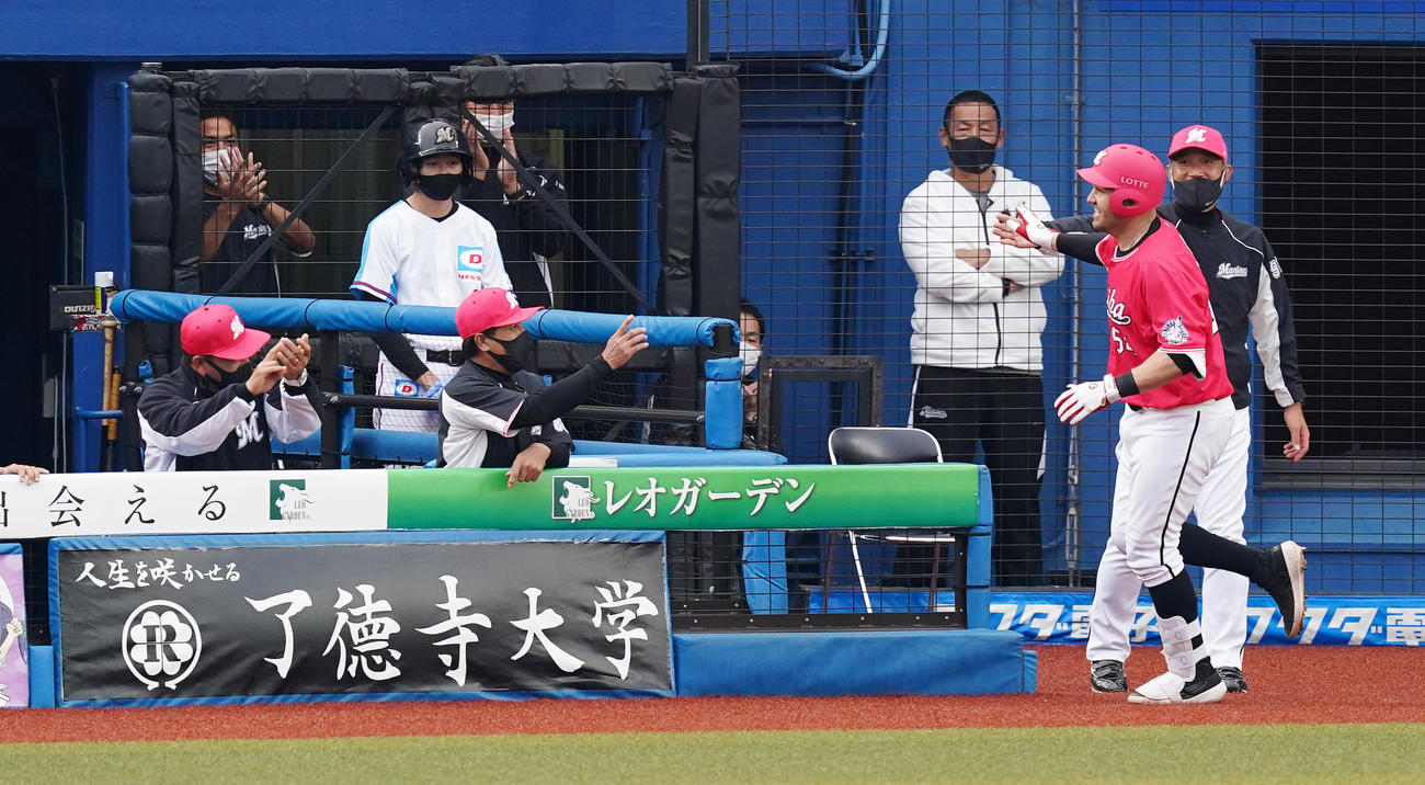 ロッテ対楽天　8回裏ロッテ1死、本塁打を放ったレアード（右から2人目）を「寿司ポーズ」で迎える井口監督（左端）（撮影・菅敏）