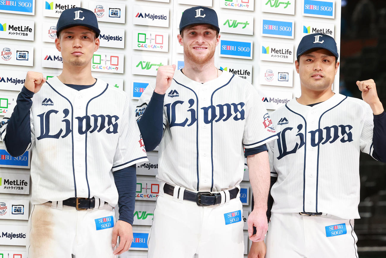西武対日本ハム　ヒーローインタビュー後に笑顔でガッツポーズする、左から若林、スパンジェンバーグ、松本（撮影・浅見桂子）