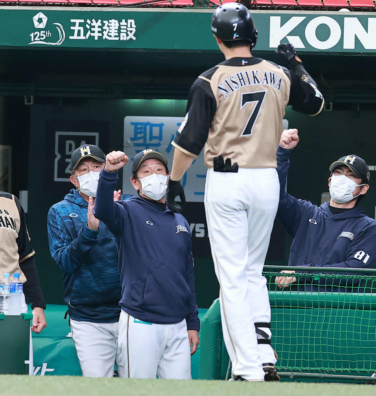 西武対日本ハム　4回表日本ハム1死、西川（手前）が左越えソロ本塁打を放ち、グーポーズで迎える栗山監督（中央）ら（撮影・浅見桂子）