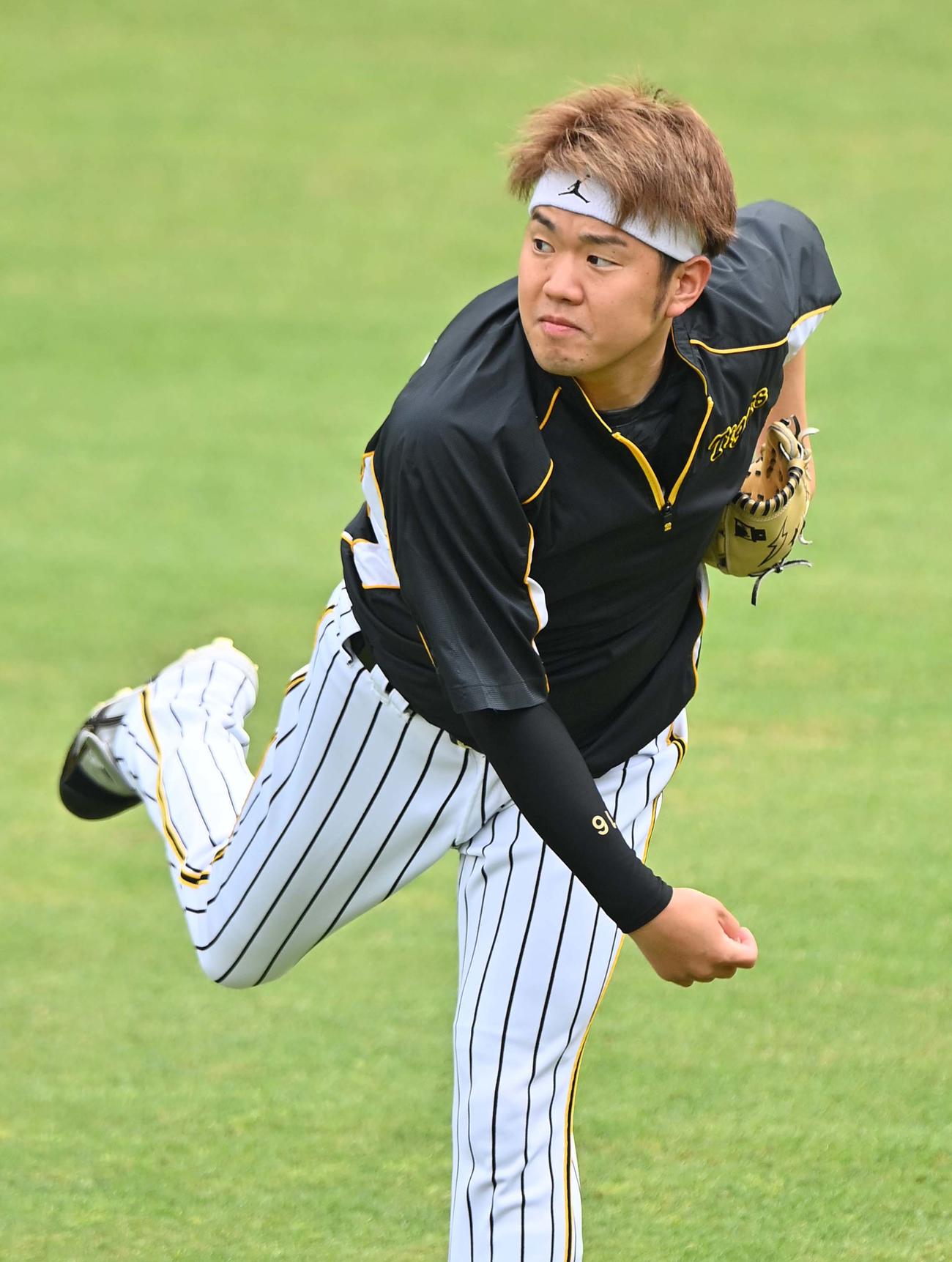 キャッチボールで調整する西勇（撮影・上田博志）