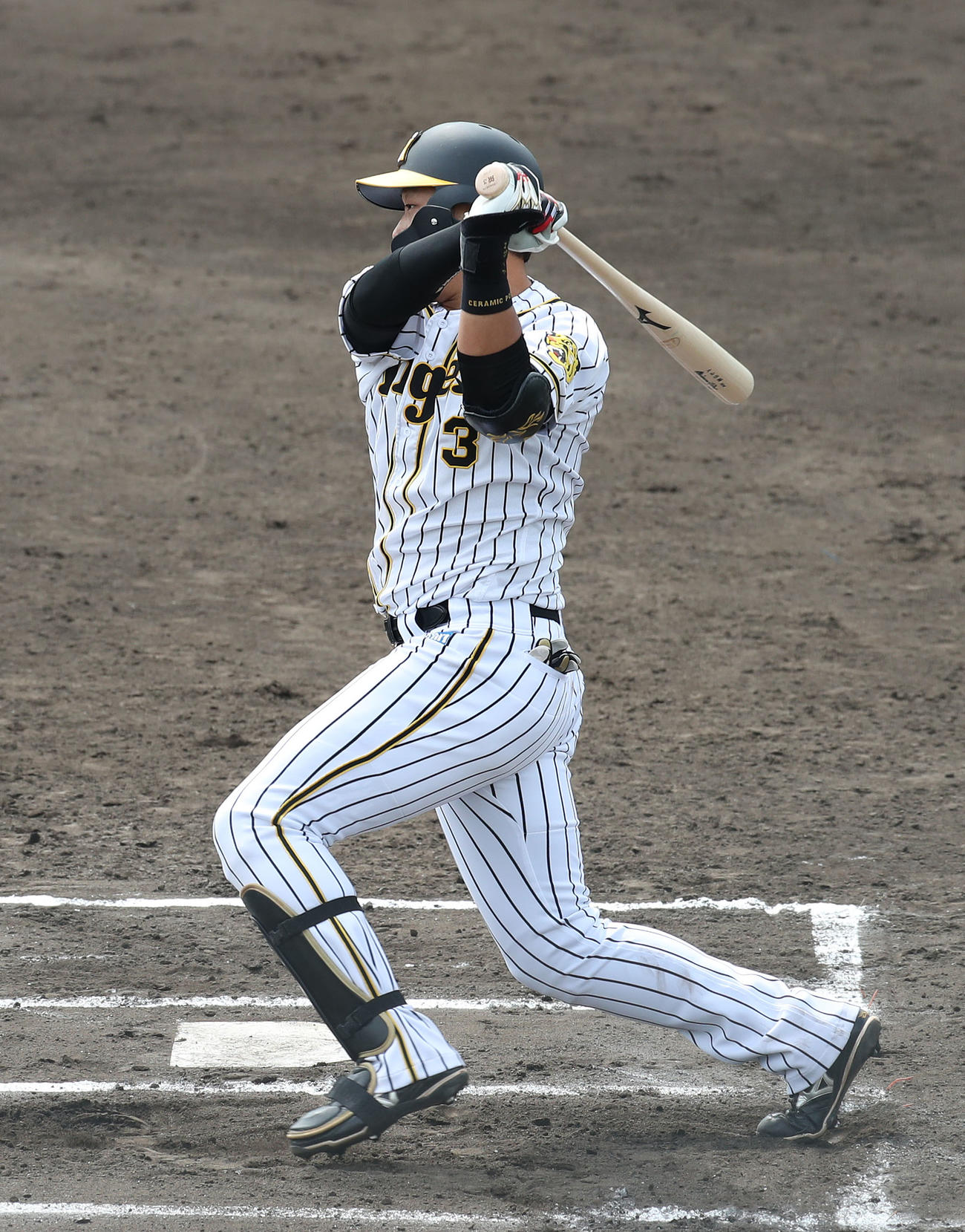 6回裏阪神無死一塁、大山悠輔は左前打を放つ（代表撮影）