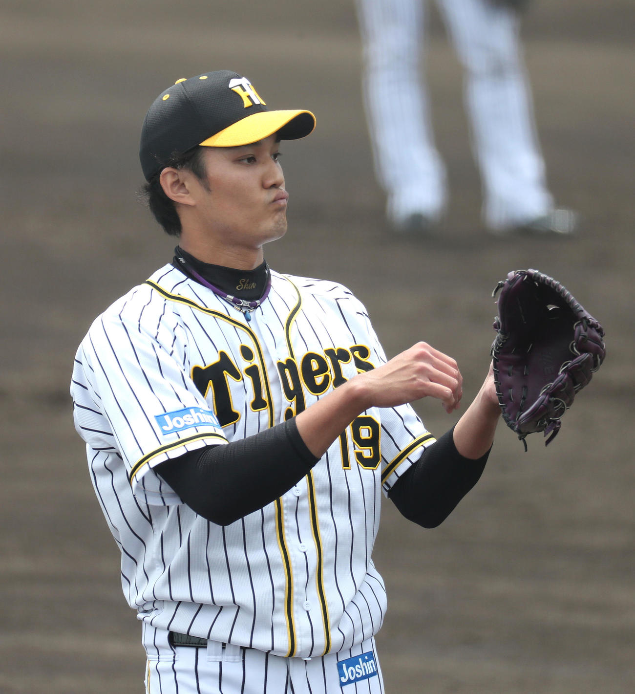 3回表中日2死満塁、堂上直倫に四球を与え押し出しとなり渋い表情の藤浪晋太郎（代表撮影）