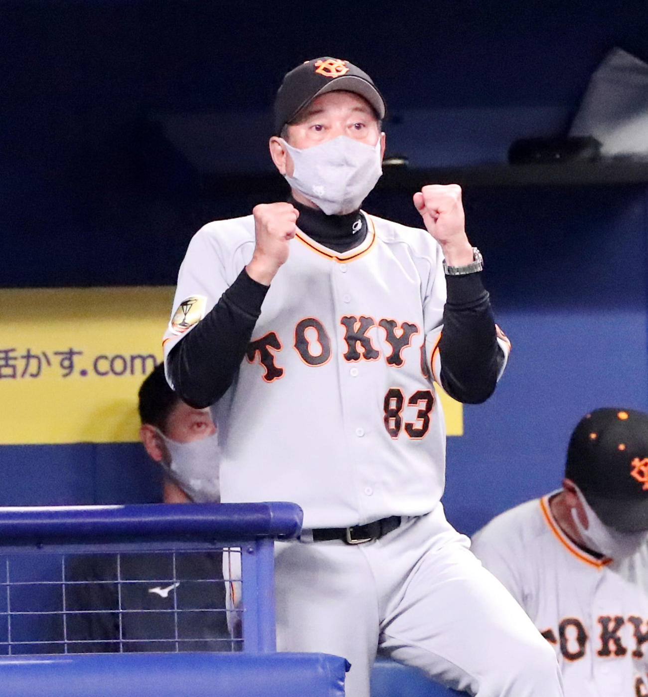 中日対巨人　8回表巨人1死一塁、原監督は一塁走者大城に代走湯浅を告げる（撮影・加藤哉）