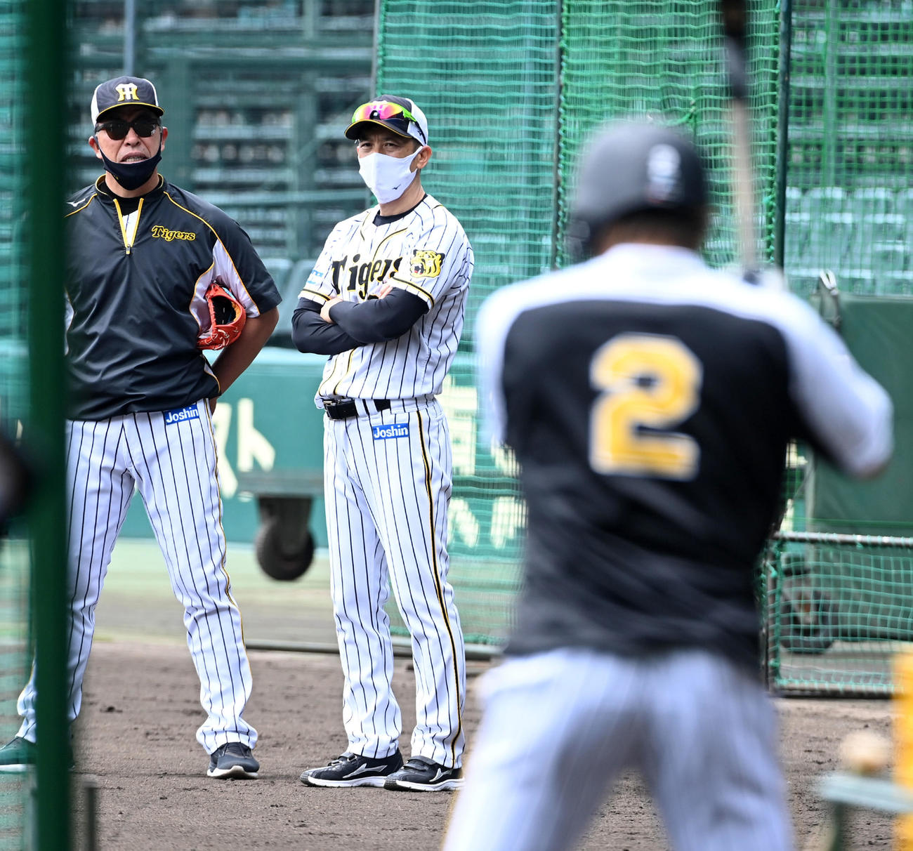 練習を見守る井上コーチ（左）と矢野監督（撮影・前岡正明）